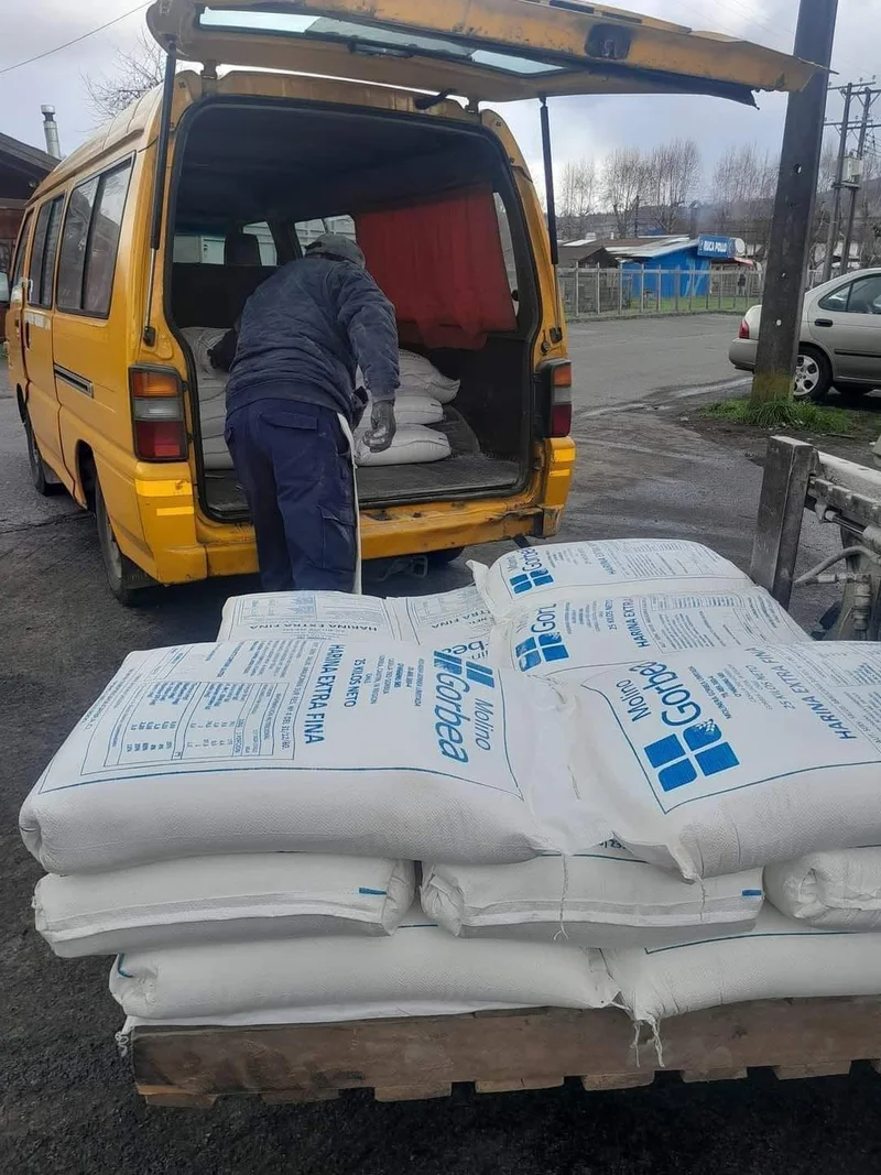 Carga de sacos de harina en el furgón de reparto