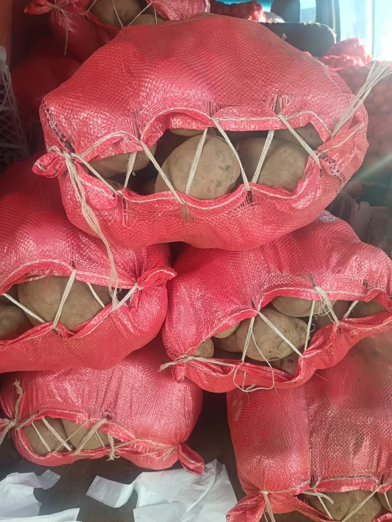 Papas visibles en sacos de malla roja